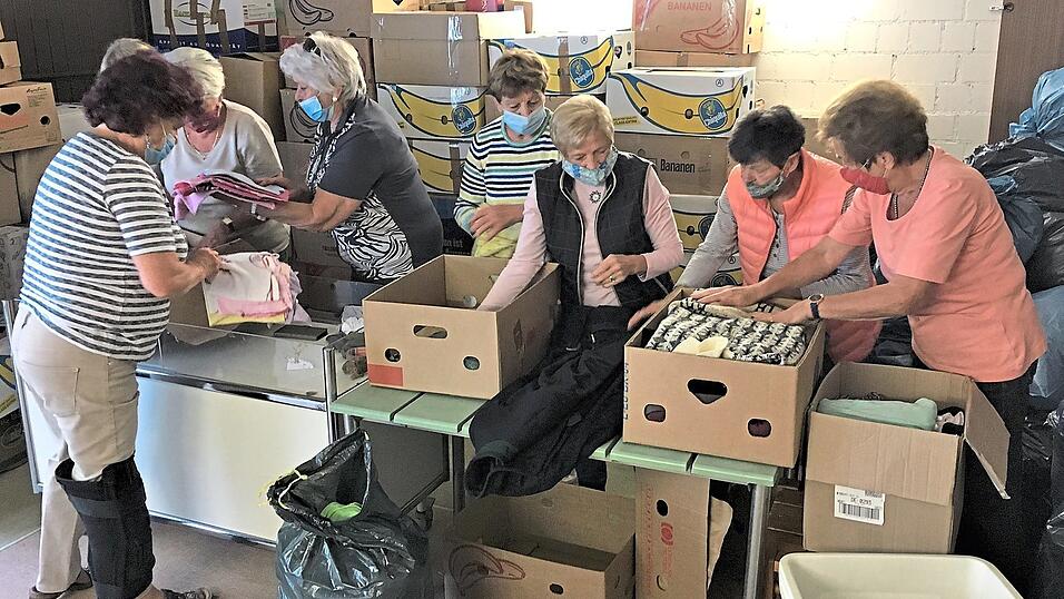 Katharina Faschingbauer (3.v.l.) und ihre flei&szlig;igen Helferinnen sortieren in den Garagen beim alten Krankenhaus Kleidung. Seit 30 Jahren hilft die Bulgarienhilfe Bad K&ouml;tzting Menschen in Not.