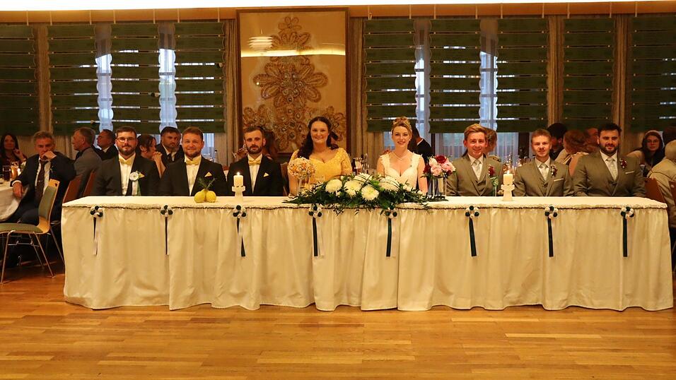 Am Ehrentisch hatten die Pfingstbrautpaare von 2024 und 2025 Platz genommen.