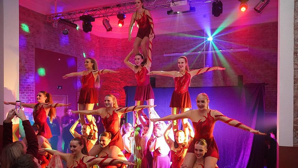 Um 24 Uhr folgte mit der Showtanzgruppe &bdquo;Loamdupfa&ldquo; aus Arnstorf das n&auml;chste Highlight.