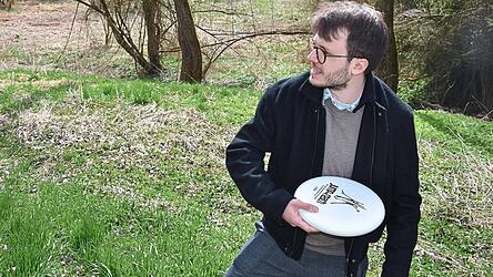 In einer idyllischen Umgebung stellt sich unser Volont&auml;r Leander Schiller den Herausforderungen des Disc-Golf.
