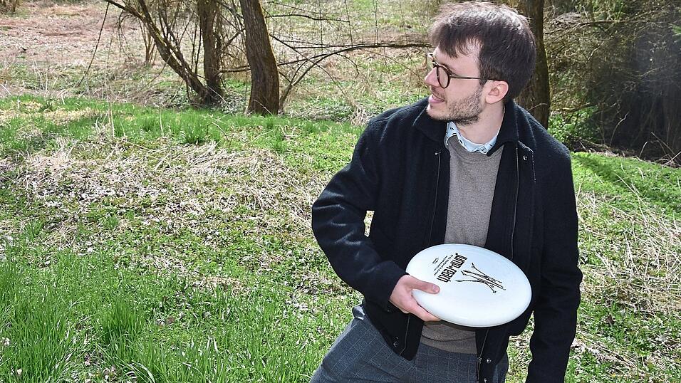 In einer idyllischen Umgebung stellt sich unser Volontär Leander Schiller den Herausforderungen des Disc-Golf. In einer idyllischen Umgebung stellt sich unser Volontär Leander Schiller den Herausforderungen des Disc-Golf.