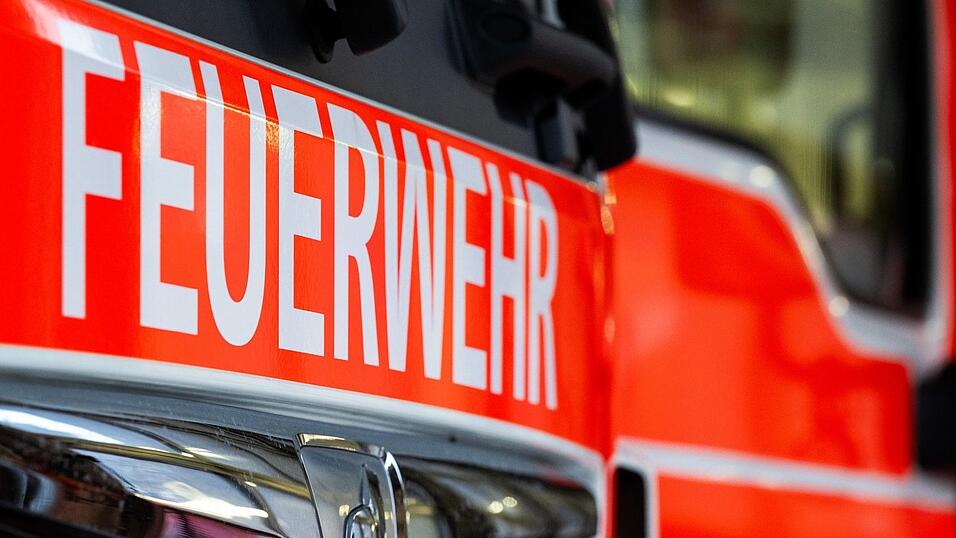 Die Löscharbeiten nach dem Kellerbrand dauerten am späten Abend noch an. (Symbolbild) Die Löscharbeiten nach dem Kellerbrand dauerten am späten Abend noch an. (Symbolbild)