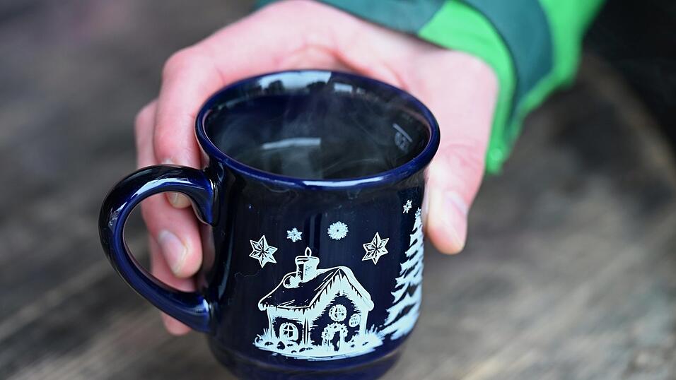 Glühwein und andere Freuden des Winters: Manche können es gar nicht erwarten. Andere wünschen sich noch immer den Sommer zurück. Glühwein und andere Freuden des Winters: Manche können es gar nicht erwarten. Andere wünschen sich noch immer den Sommer zurück.