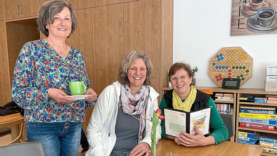 Isabella Frey (l.) in ihrer Rolle als Kellnerin am Tisch von Elke von Winning (r.) und Birgit Fauser vom Begegnungscafe des Familienhauses.