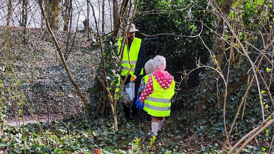 Auch kleine Sammler, wie hier von der Kita Louise Scheppler, waren am Samstag im Einsatz.