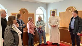 Pater Lukas empfing die Gäste, darunter auch Bürgermeister Helmut Fichtner (rechts), am Tag des offenen Denkmals in der Hauskapelle der Pauliner über der Sakristei der St. Salvatorkirche, die ein eigener Gang mit dem Klostergebäude verbindet und normalerweise nicht zugänglich ist.