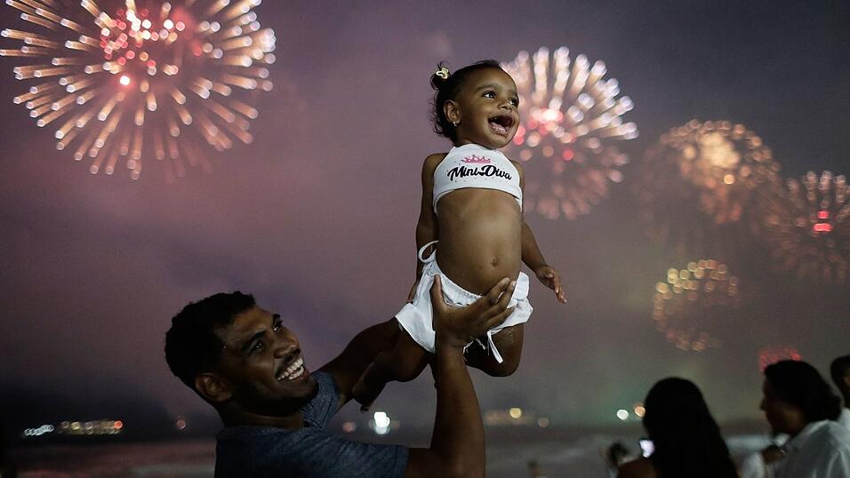 Groß und Klein begrüßen das neue Jahr in Rio. Groß und Klein begrüßen das neue Jahr in Rio.