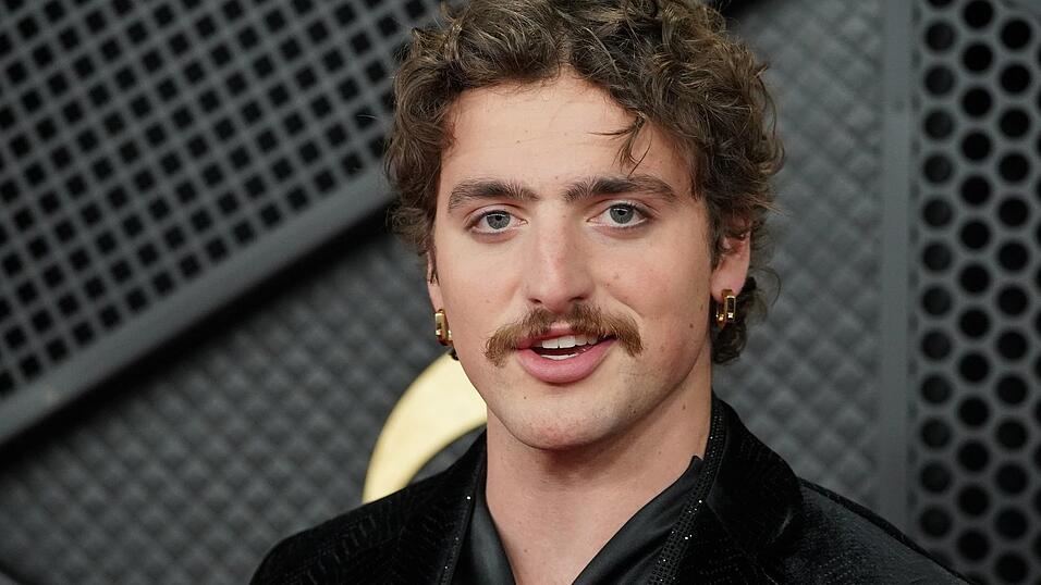 Popstar Benson Boone geh&ouml;rt zu den Promis der letzten Jahre, die den Oberlippenbart-Hype befeuerten. (Archivbild)