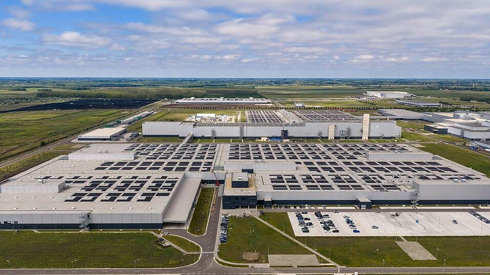 Das Mercedes-Benz-Werk in Kecskemet ist die größte Autofabrik Ungarns. Das Mercedes-Benz-Werk in Kecskemet ist die größte Autofabrik Ungarns.