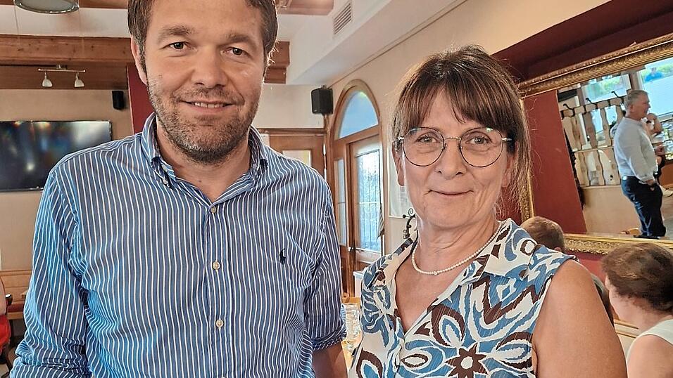 Bürgermeister Max Mader mit der neuen Ortssprecherin Ingrid Neumayer. Bürgermeister Max Mader mit der neuen Ortssprecherin Ingrid Neumayer.