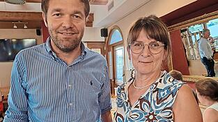 Bürgermeister Max Mader mit der neuen Ortssprecherin Ingrid Neumayer. Bürgermeister Max Mader mit der neuen Ortssprecherin Ingrid Neumayer.