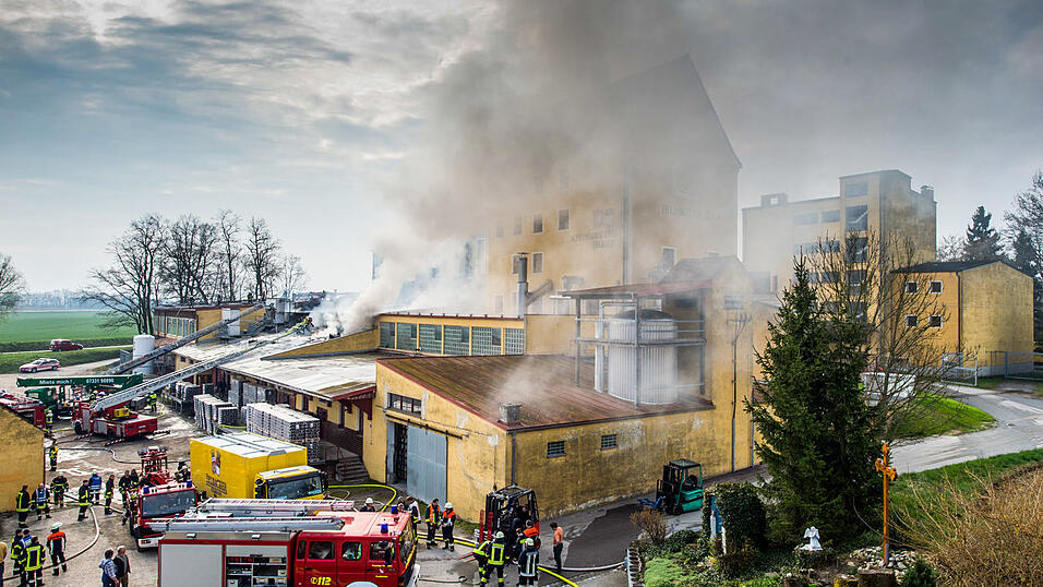 Zwei Gro&szlig;br&auml;nde kurz hintereinander richteten im April in der Schlossbrauerei Irlbach gewaltigen Schaden an. (Foto: Armin Weigel/dpa)