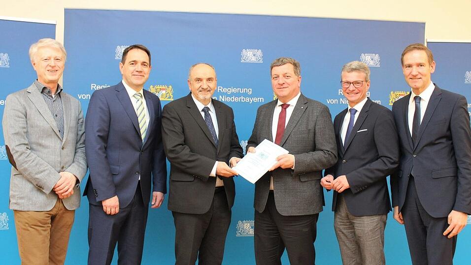 Regierungspräsident Rainer Haselbeck überreicht Staatsminister Christian Bernreiter (3. v. r.) den Planfeststellungsbeschluss für den Neubau der Ortsumgehung Auerbach. Regierungspräsident Rainer Haselbeck überreicht Staatsminister Christian Bernreiter (3. v. r.) den Planfeststellungsbeschluss für den Neubau der Ortsumgehung Auerbach.