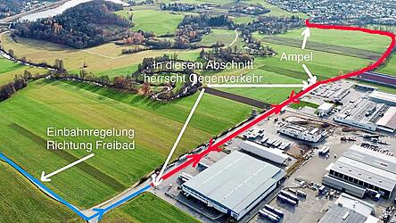 Die Nebenstraße vom Dieberg (blaue Linie) wird als Einbahnstraße zur Dr.-Georg-Schäfer-Straße genutzt. Auf der Dr.-Georg-Schäfer-Straße wird der Verkehr zum Freibad (rote Linie) geleitet. Lkw-Fahrer müssen ebenfalls diese Route nehmen, wenn sie die Dr.-Georg-Schäfer-Straße als Ziel haben. Die Nebenstraße vom Dieberg (blaue Linie) wird als Einbahnstraße zur Dr.-Georg-Schäfer-Straße genutzt. Auf der Dr.-Georg-Schäfer-Straße wird der Verkehr zum Freibad (rote Linie) geleitet. Lkw-Fahrer müssen ebenfalls diese Route nehmen, wenn sie die Dr.-Georg-Schäfer-Straße als Ziel haben.