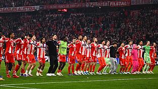 Die Stars des FC Bayern lassen sich feiern.