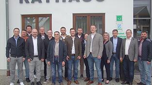 Der neue Gemeinderat von Drachselsried: Georg Hirtreiter (v. r.), Hans Hutter, Sebastian Schr&ouml;tter, Gesch&auml;ftsleiterin Julia Neumaier, B&uuml;rgermeister Johannes Vogl, Alexandra Geiger, Franz Kollmer, Dritter B&uuml;rgermeister Daniel W&uuml;hr, Florian Zelzer, Klaus Probst, Sebastian Schmidt, Franz Freimuth, Zweiter B&uuml;rgermeister Thomas Stadler, Thomas Kopp, Heinrich M&uuml;hlbauer und Egon Probst.