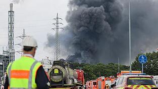 Einsatzfahrzeuge der Feuerwehr unweit einer Zufahrt zum Chempark.