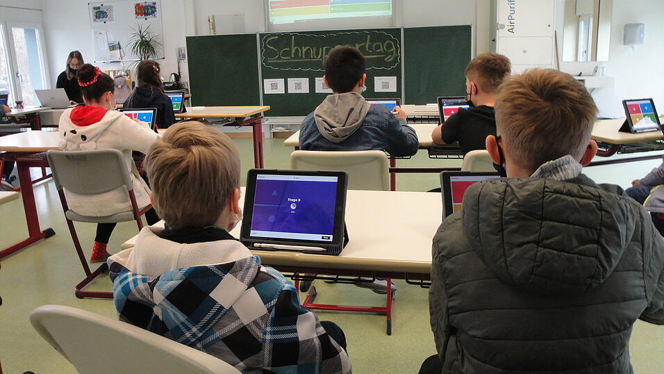 In diesem Klassenraum durfte mit Computern gearbeitet werden. In diesem Klassenraum durfte mit Computern gearbeitet werden.