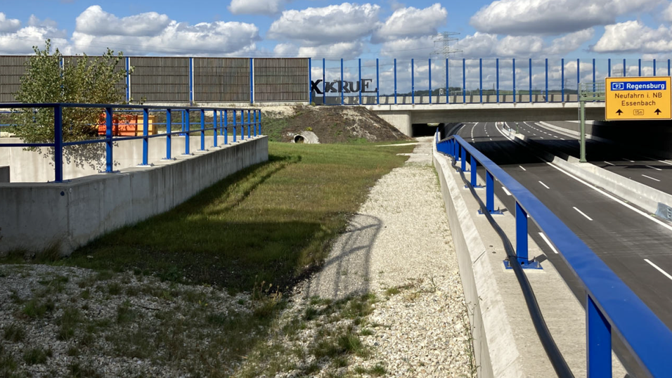 Wer hat diese Graffiti am erst kürzlich eröffneten Autobahnkreuz Landshut hinterlassen? Die Polizei ist auf der Suche nach den Tätern. Wer hat diese Graffiti am erst kürzlich eröffneten Autobahnkreuz Landshut hinterlassen? Die Polizei ist auf der Suche nach den Tätern.