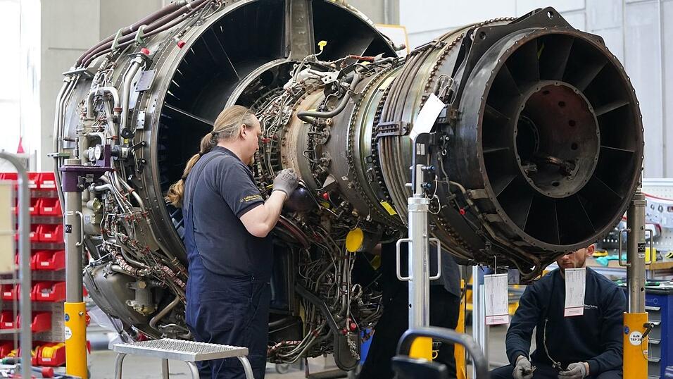 Mitarbeiter arbeiten an einer Flugzeugturbine in der Triebwerksüberholungswerkstatt auf dem Gelände der Lufthansa Technik AG. Mitarbeiter arbeiten an einer Flugzeugturbine in der Triebwerksüberholungswerkstatt auf dem Gelände der Lufthansa Technik AG.