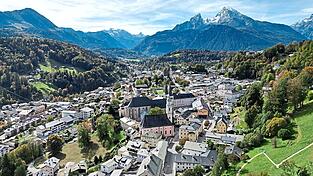 Berchtesgaden liegt idyllisch am Fuße des sagenumwogenen Watzmann. Immer mehr Touristen wollen hier Urlaub machen, gleichzeitig schließen aber Unterkünfte.
