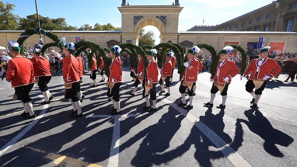 Eine Schefflergruppe beim Trachtenumzug in München. Eine Schefflergruppe beim Trachtenumzug in München.