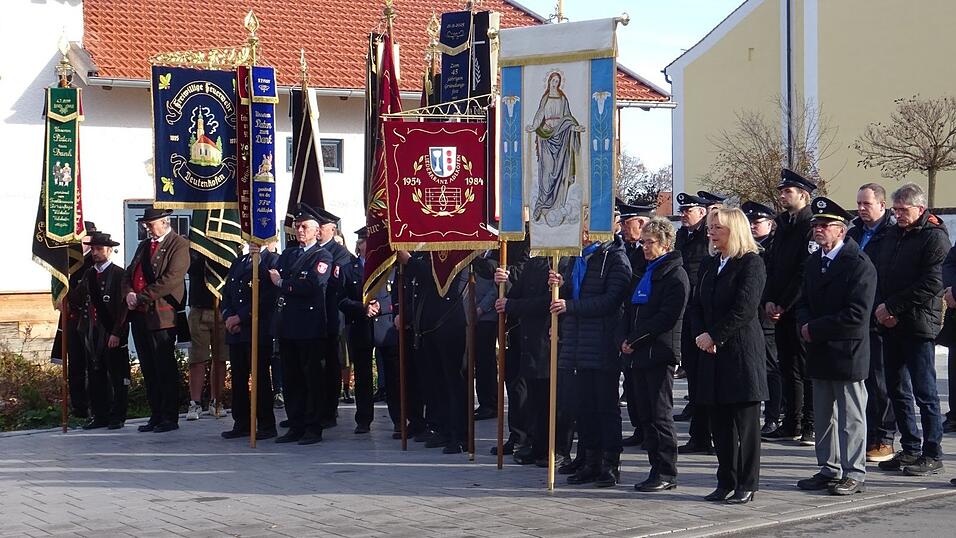 Zahlreiche Fahnenabordnungen - allen vor die der Krieger- und Soldatenkameradschaften - versammeln sich wie hier in Adlkofen am Volkstrauertag am Kriegerdenkmal, um den Opfern der Kriege zu gedenken. Zahlreiche Fahnenabordnungen - allen vor die der Krieger- und Soldatenkameradschaften - versammeln sich wie hier in Adlkofen am Volkstrauertag am Kriegerdenkmal, um den Opfern der Kriege zu gedenken.