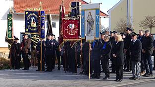 Zahlreiche Fahnenabordnungen - allen vor die der Krieger- und Soldatenkameradschaften - versammeln sich wie hier in Adlkofen am Volkstrauertag am Kriegerdenkmal, um den Opfern der Kriege zu gedenken. Zahlreiche Fahnenabordnungen - allen vor die der Krieger- und Soldatenkameradschaften - versammeln sich wie hier in Adlkofen am Volkstrauertag am Kriegerdenkmal, um den Opfern der Kriege zu gedenken.