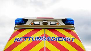 Der Rettungswagen bringt die Seniorin mit schwersten Verletzungen in die Klinik. (Symbolbild)
