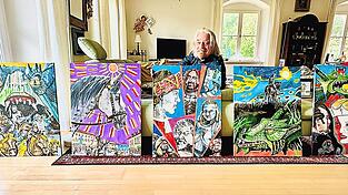 K&uuml;nstler Rudolf Troppmann mit f&uuml;nf seiner zw&ouml;lf Werke, bei denen er erstmals zu Acrylfarben griff und im Popart-Stil malte.