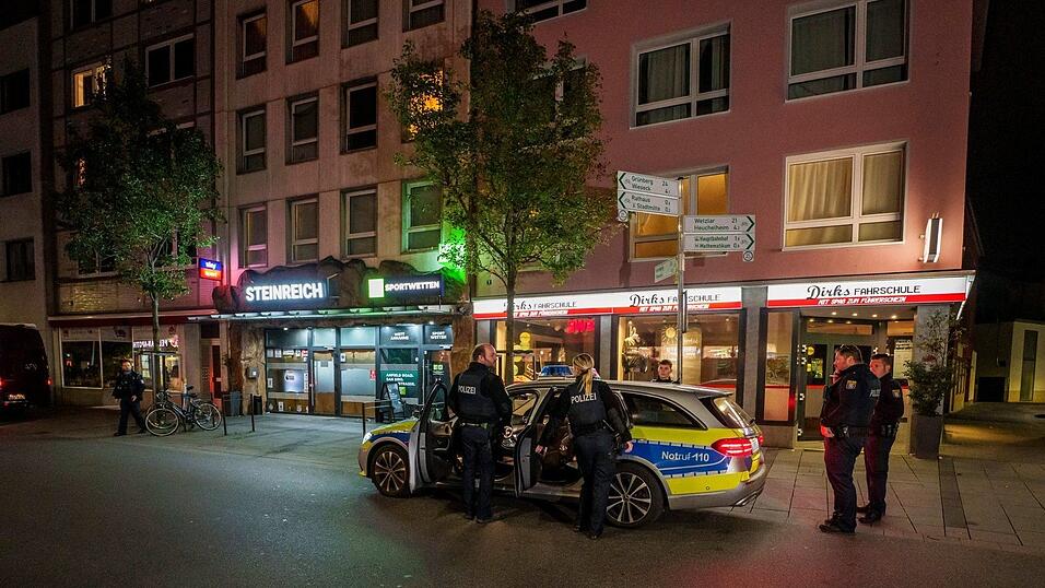 Bei der Tat in einem Wettb&uuml;ro in der Gie&szlig;ener Innenstadt waren drei Menschen durch Sch&uuml;sse verletzt worden. (Archivbild)