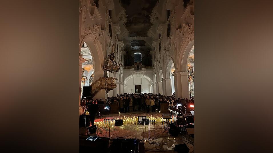 Dicht dr&auml;ngten sich die Zuh&ouml;rer in der Dominikanerkirche.