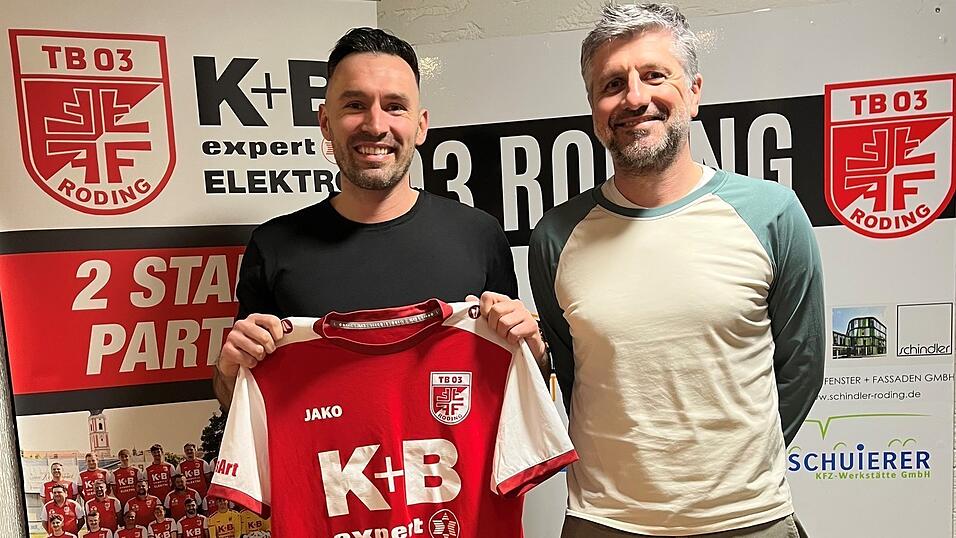 Neuzugang Martin Vesenjak (l.) soll die TB-Defensive verst&auml;rken, er wurde vom Sportlichen Leiter Christian Fleischmann begr&uuml;&szlig;t.