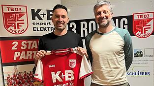 Neuzugang Martin Vesenjak (l.) soll die TB-Defensive verst&auml;rken, er wurde vom Sportlichen Leiter Christian Fleischmann begr&uuml;&szlig;t.