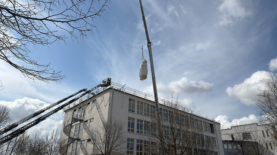 Das angeschmorte D&auml;mmmaterial wurde vom Dach transportiert und abgel&ouml;scht.