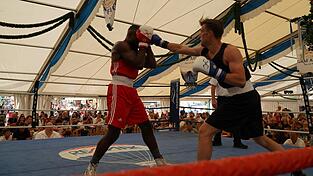 Trotz guter Aktionen war Samuel Plank (schwarze Shorts) seinem Kontrahenten Dennis Karikari (rote Shorts) unterlegen.