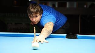 Dass Patrick Mountain ein Könner mit Queue und Kugel ist, hat er mit seinen Leistungen bei den European Open in Fulda eindrucksvoll bewiesen, als er mit den Weltbesten mithalten konnte. Dass Patrick Mountain ein Könner mit Queue und Kugel ist, hat er mit seinen Leistungen bei den European Open in Fulda eindrucksvoll bewiesen, als er mit den Weltbesten mithalten konnte.