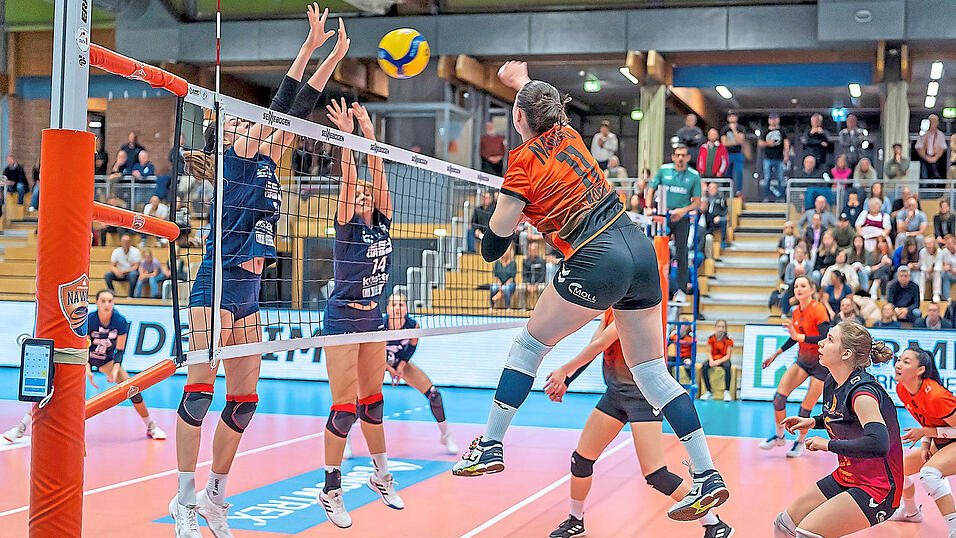 Gegen Grimme klappten am vergangenen Samstag bei NawaRo nicht nur im Angriff viele Dinge, die zuvor vielleicht nicht so 100-prozentig geklappt hatten. Und prompt gewannen die Straubingerinnen die Partie mit 3:0. Da könnte das Niederbayern-Derby gegen den TV Dingolfing am Samstagabend, erneut vor eigenem Publikum in der Turmair-Volleyball-Arena, genau zum richtigen Zeitpunkt kommen. Gegen Grimme klappten am vergangenen Samstag bei NawaRo nicht nur im Angriff viele Dinge, die zuvor vielleicht nicht so 100-prozentig geklappt hatten. Und prompt gewannen die Straubingerinnen die Partie mit 3:0. Da könnte das Niederbayern-Derby gegen den TV Dingolfing am Samstagabend, erneut vor eigenem Publikum in der Turmair-Volleyball-Arena, genau zum richtigen Zeitpunkt kommen.