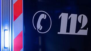 Sanit&auml;ter versorgen die verletzte Mutter. (Symbolbild)