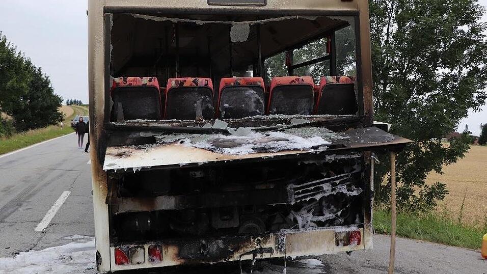 Am frühen Donnerstagabend fing ein voll besetzter Bus bei Wallerfing im Landkreis Deggendorf Feuer. Am frühen Donnerstagabend fing ein voll besetzter Bus bei Wallerfing im Landkreis Deggendorf Feuer.