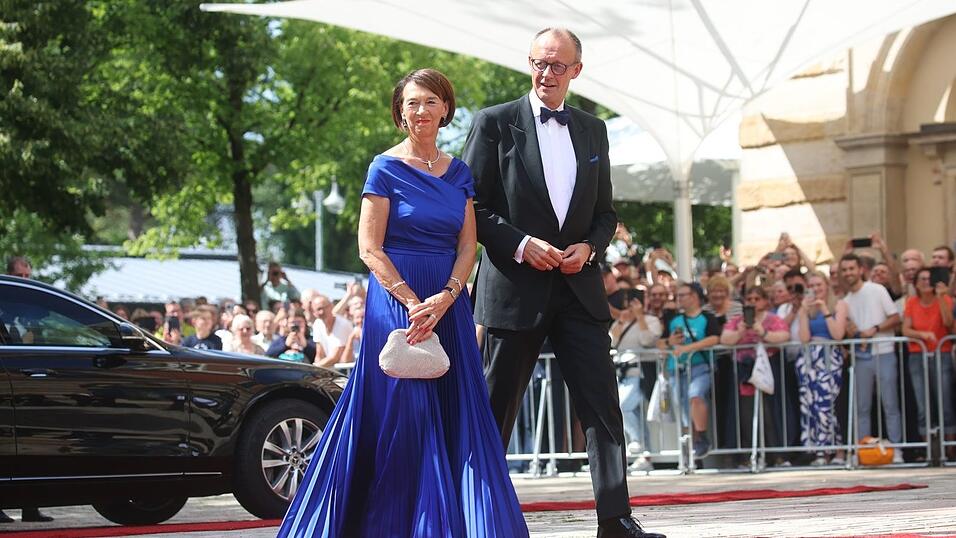 Charlotte und Friedrich Merz bei ihrer Ankunft.