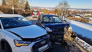 Die Autos wurden so stark besch&auml;digt, dass sie nur noch abgeschleppt werden konnten.