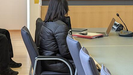 Die Angeklagte, die ihrer Schwester Rattengift in die Kaffeemilch gemischt haben soll, hat offenbar panische Angst, Medikamente gegen ihre Schizophrenie zu nehmen.