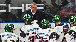 Die Playoff-Serie von Eisb&auml;ren-Trainer Serge Aubin h&auml;lt. (Archivbild)