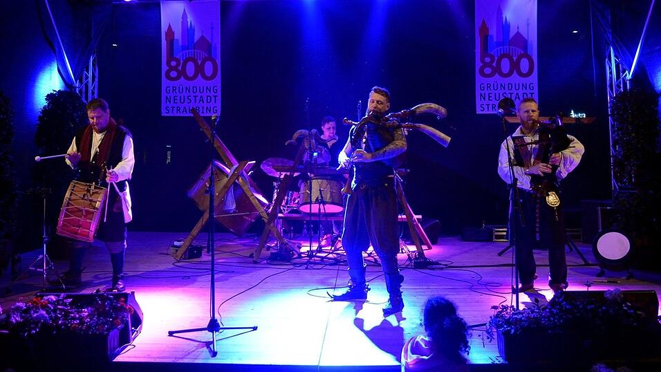 Mittelalter-Flair und super Stimmung: Die lange Einkaufsnacht 'Schlaflos' war gleichzeitig der Auftakt zum Mittelalter-Fest in Straubing. Mittelalter-Flair und super Stimmung: Die lange Einkaufsnacht 'Schlaflos' war gleichzeitig der Auftakt zum Mittelalter-Fest in Straubing.