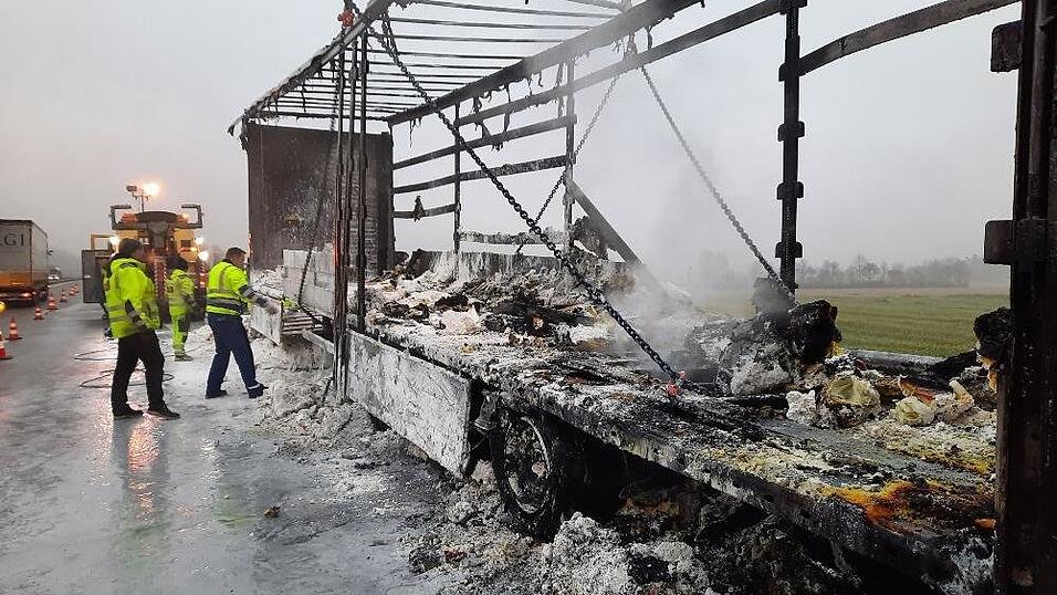 Der Auflieger eines Lastwagens ist auf der A94 bei Malching ausgebrannt.