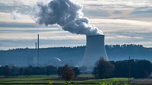 Wasserdampf steigt aus dem Kühlturm des Atomkraftwerks (AKW) Isar 2. Wasserdampf steigt aus dem Kühlturm des Atomkraftwerks (AKW) Isar 2.