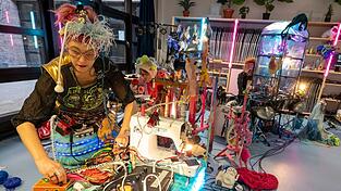 Mit Nähmaschinen und anderen textilen Geräten und Kurzwaren Musik machen - darum geht es bei der Performance «Sharper Than a Needle» in München. Mit Nähmaschinen und anderen textilen Geräten und Kurzwaren Musik machen - darum geht es bei der Performance «Sharper Than a Needle» in München.