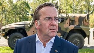 Männer der Altersgruppe 17 bis 45 brauchen nach Angaben von Verteidigungsminister Boris Pistorius (SPD) keine Genehmigung für lange Auslandsaufenthalte. (Archivbild) Männer der Altersgruppe 17 bis 45 brauchen nach Angaben von Verteidigungsminister Boris Pistorius (SPD) keine Genehmigung für lange Auslandsaufenthalte. (Archivbild)