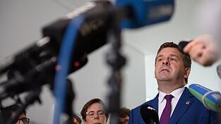 Noch-Ministerpr&auml;sident Sven Schulze (CDU) steht im Fokus der Medien - und auch seiner Partei.